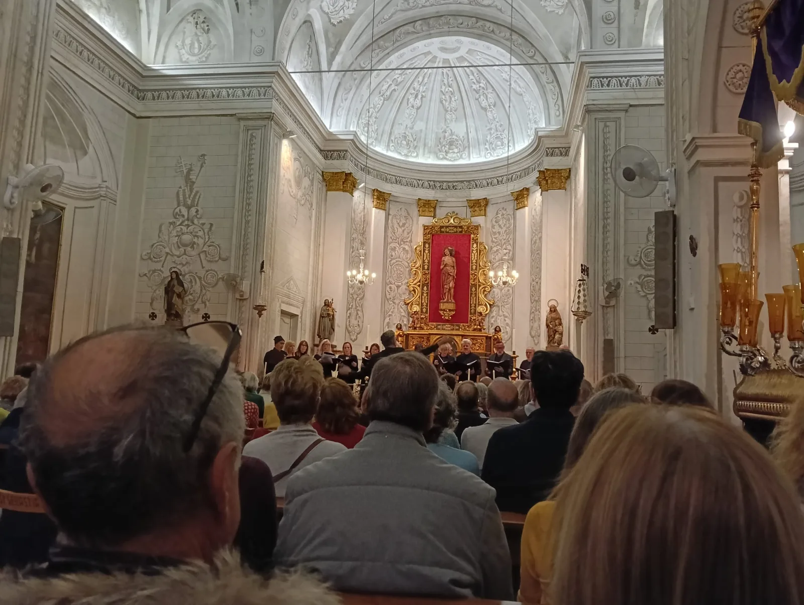 Públic que escolta Camerata Sitges en concert en una església