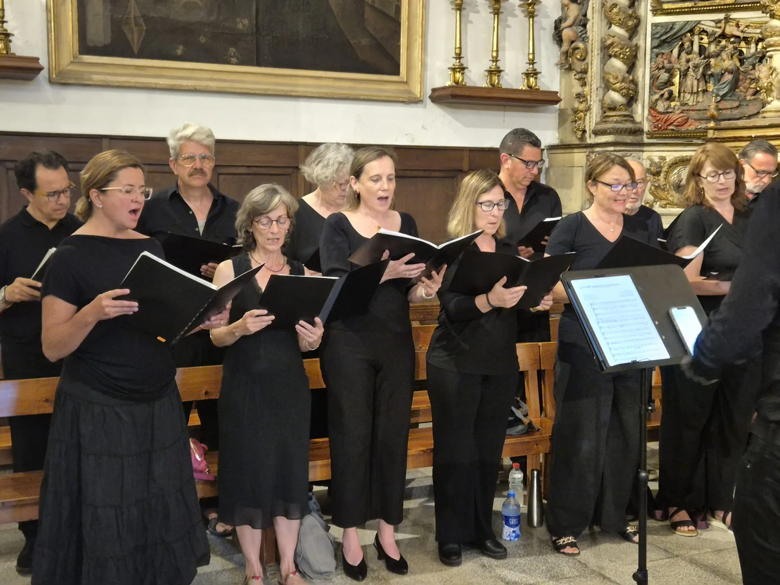 Cantaires de Camerata Sitges durant un concert