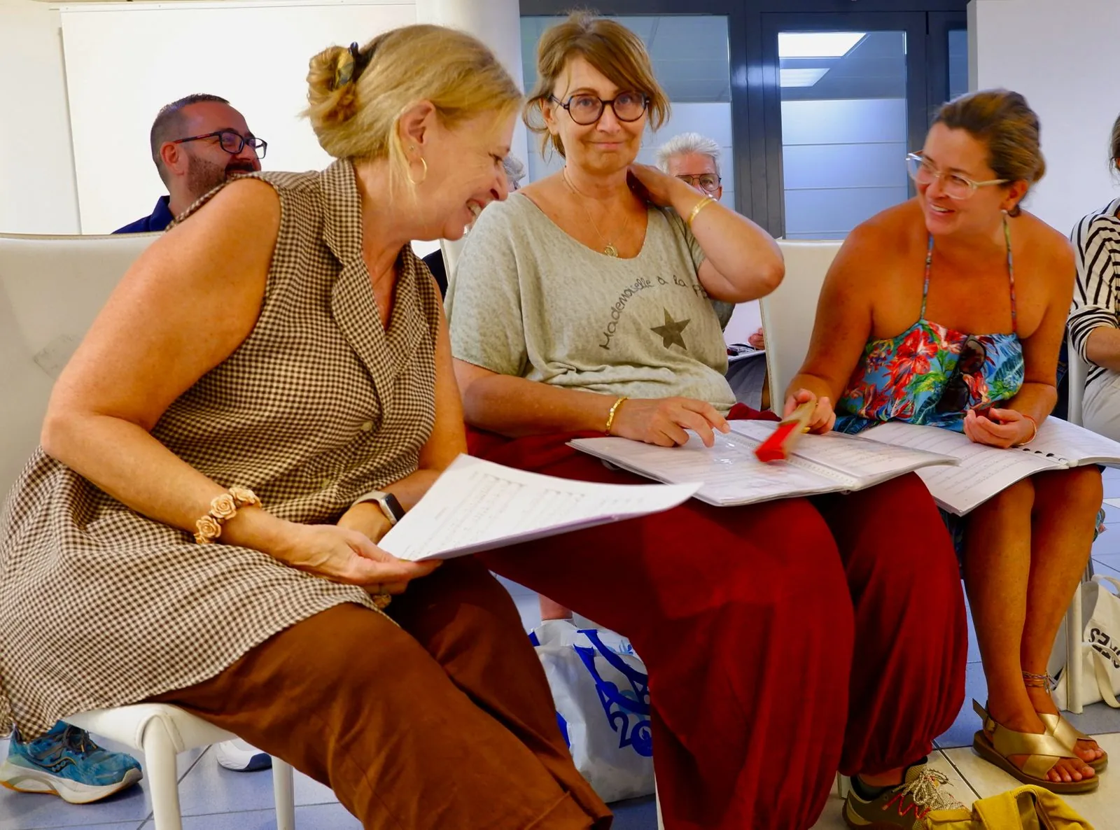Tres cantaires de Camerata Sitges preparen música plegats