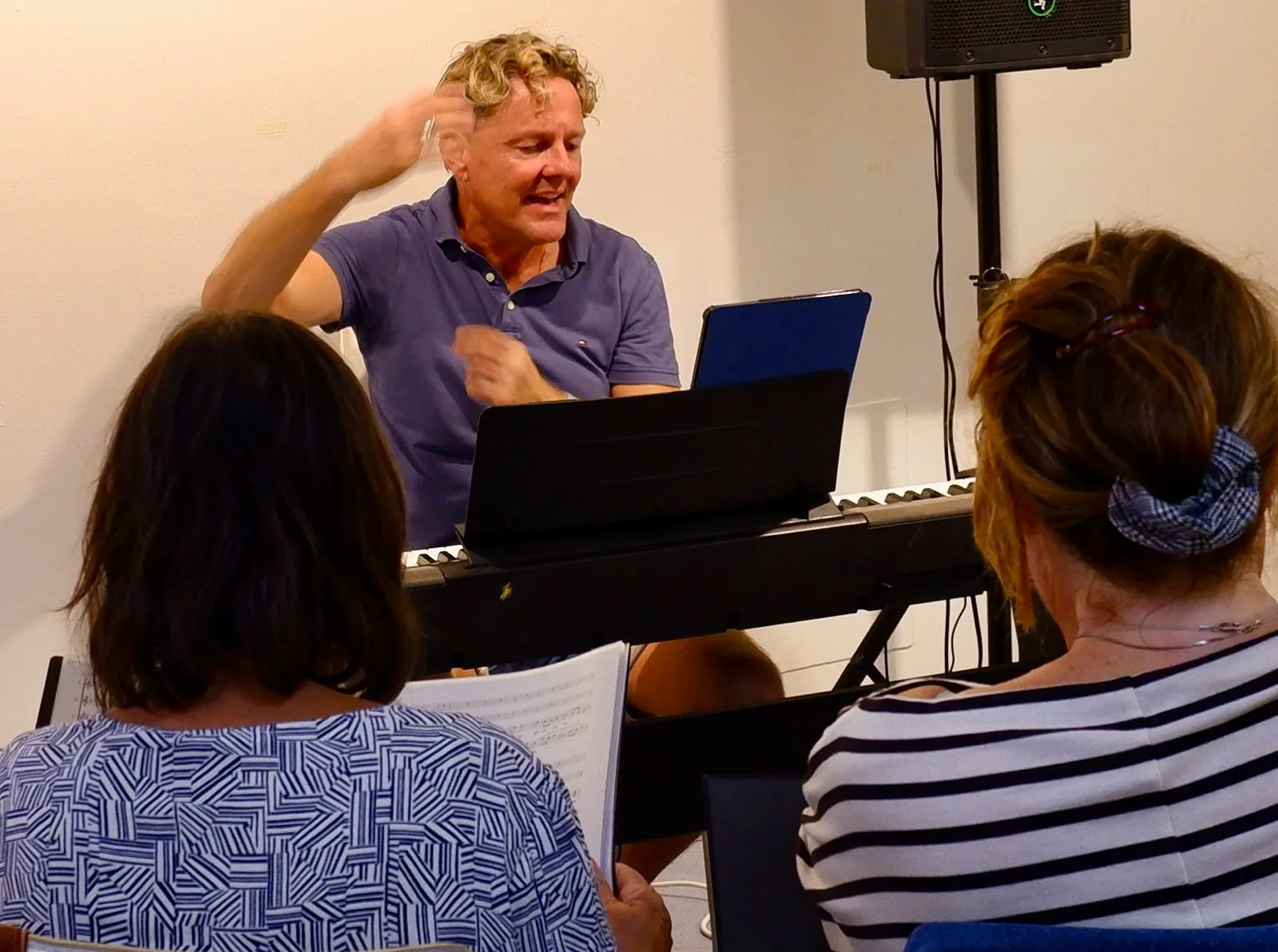 Mario Remmers–Bravo Mourente leading a rehearsal