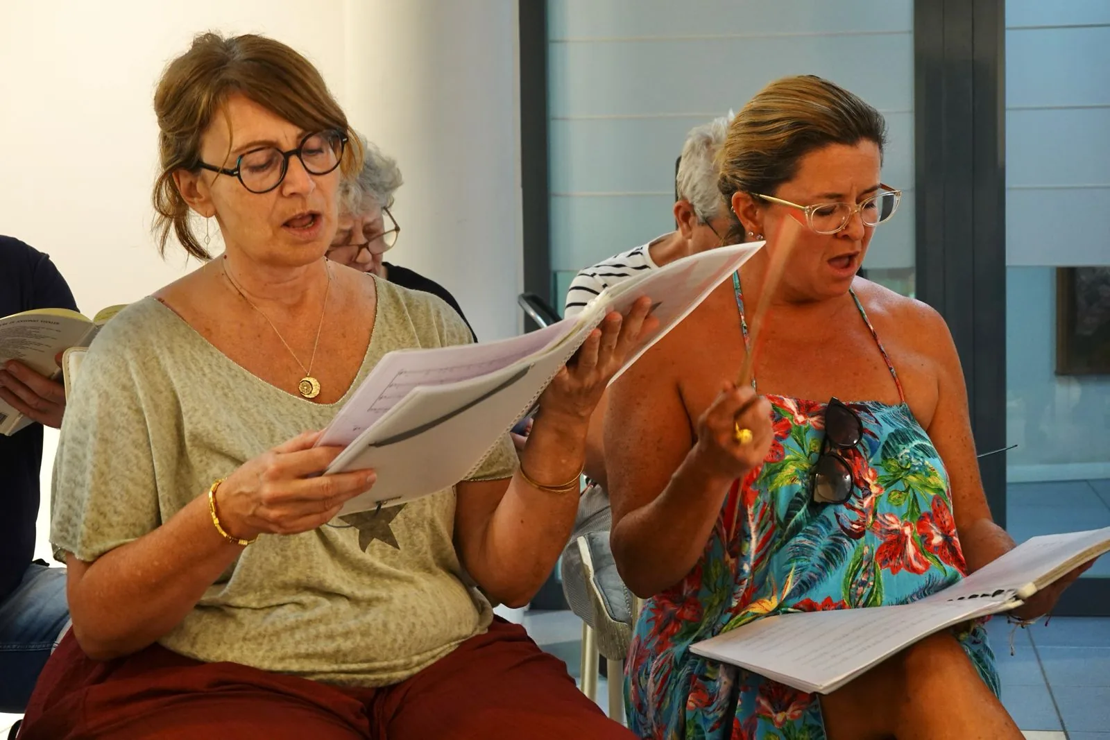 Dues cantaires de Camerata Sitges durant un assaig