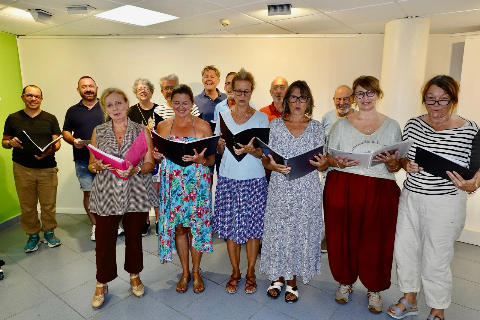 Cantaires de Camerata Sitges reunits durant un assaig