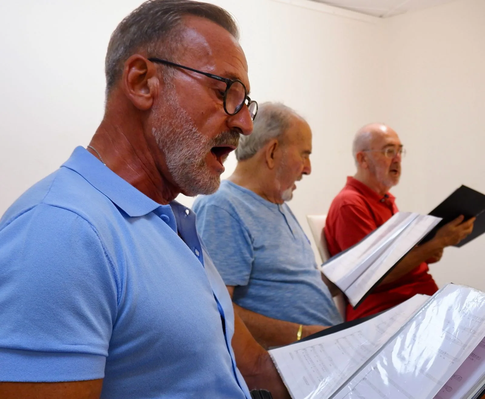 Cantaires de Camerata Sitges assajant en grup